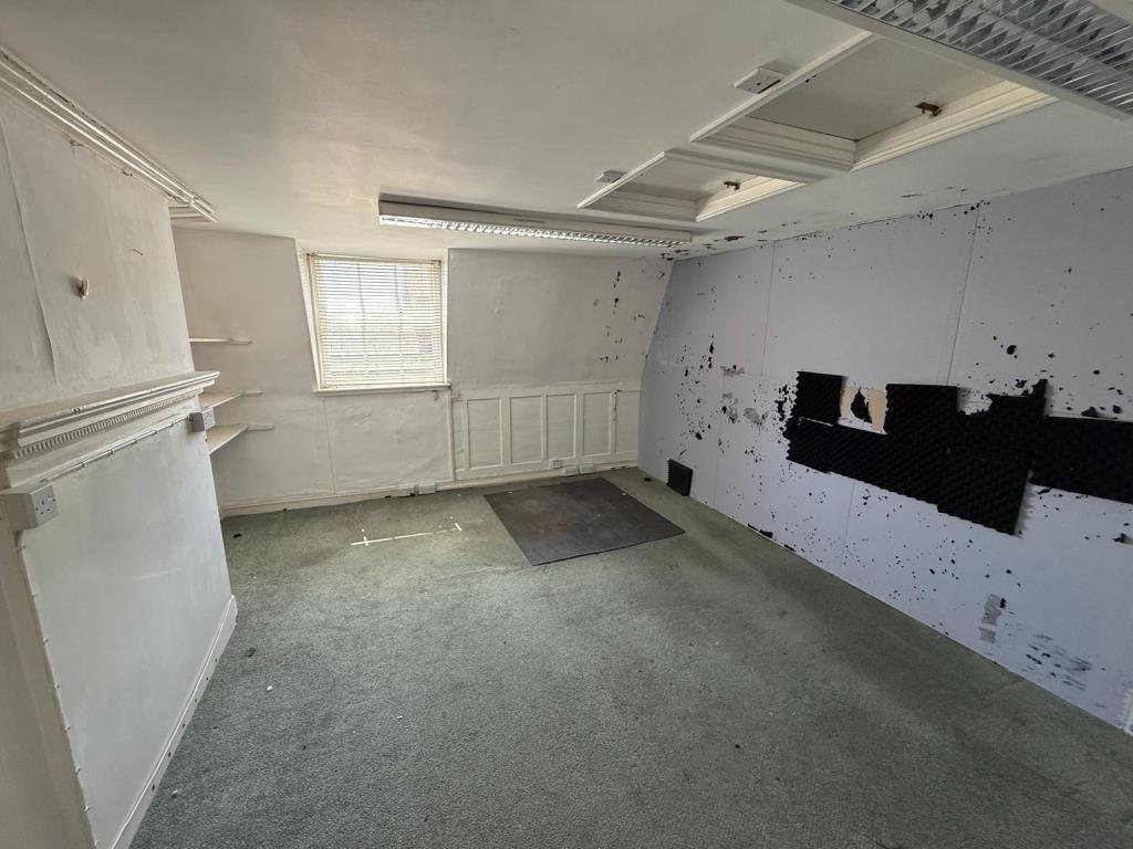 Lot: 67 - FREEHOLD THREE STOREY TOWN CENTRE OFFICE BUILDING - One of the Rooms on the 2nd Floor